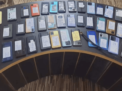 Rudraprayag Police handed over the lost phones to their owners