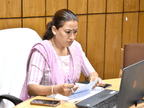 Cabinet Minister Rekha Arya took a meeting with Women's Welfare Department