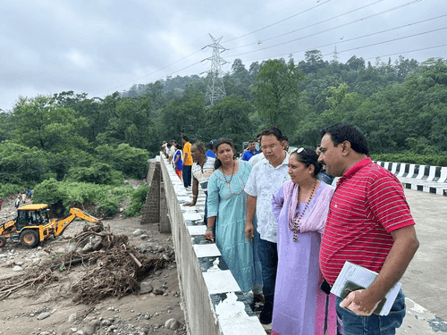 Vidhansabha Speaker Smt. Ritu Khanduri inspected the disaster affected area Dhruvpur Sukro