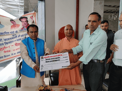 Cabinet Minister Dr. Dhan Singh Rawat distributed checks to the beneficiaries