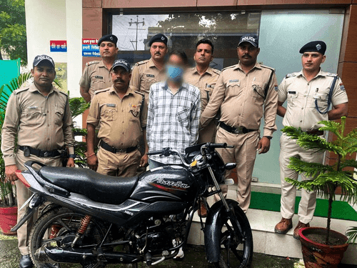 Nainital Police arrested accused with stolen gold chain