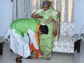 After taking oath, CM Dhami took the blessings of the mother