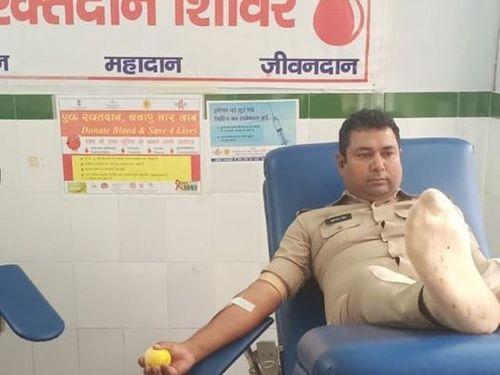 Blood donation done by the sub-inspector posted in Kotwali Bageshwar to a needy woman admitted to the district hospital
