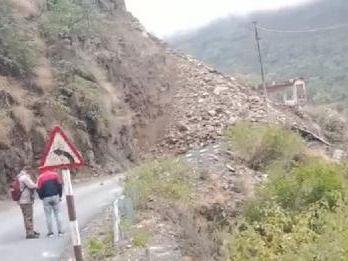 Road obstructed due to landslide near Satpuli-Dudharkhal motorway