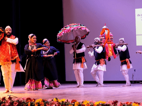 Governor Gurmit Singh participated in Uttarakhand folk dance cultural program