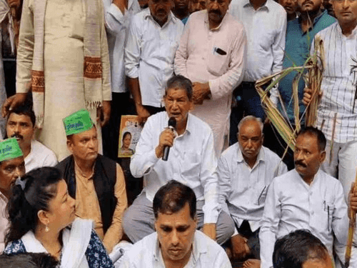 Image for Harish Rawat marches to CM residence with farmers, police stops him by putting up barricades