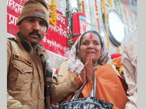 Police handed over the lost purse to its owner