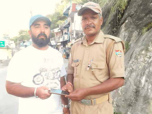 The soldier handed over the lost phone to its owner