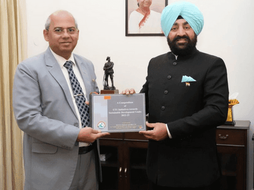 Veer Madho Singh Bhandari, Vice Chancellor of Uttarakhand Technical University met Governor Gurmit Singh