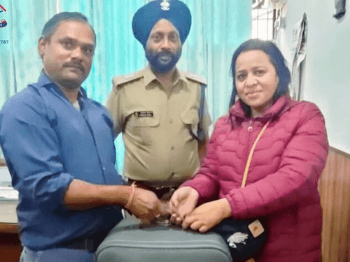 Haldwani Police handed over the bag full of precious jewelery and goods to its owner