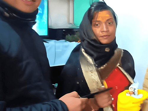 Chamoli Police handed over the lost phone to the female devotee