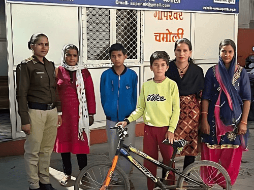 Chamoli Police handed over the lost bicycle to the child