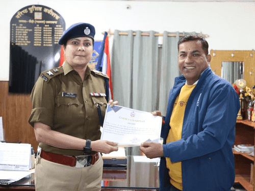People who cooperated with local police in road accidents were honored