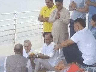 Priyanka Gandhi's husband Robert Vadra immersed aunt's ashes at Ganga Ghat