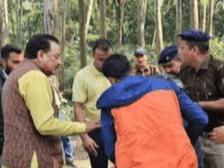 Union Minister of State for Defense and Tourism Ajay Bhatt stopped the convoy and helped the injured