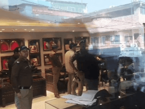 Robbery in broad daylight in jewelery showroom, looted at gunpoint by pretending to be a customer