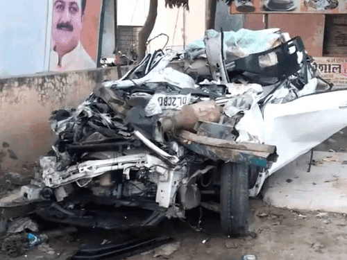 Major accident on Delhi-Dehradun highway, car rammed into truck, 6 friends died