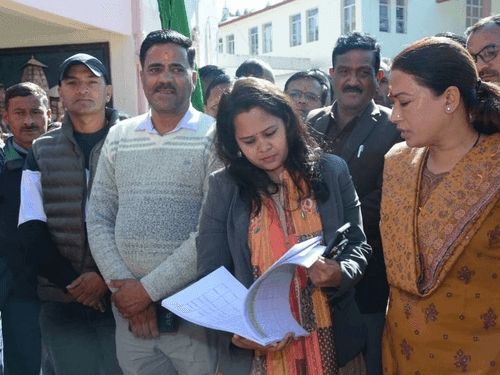 Cabinet Minister Rekha Arya flags off chariot vehicles of 'Vikas Bharat Sankalp Yatra'