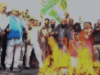 Congress burnt the effigy of the government over deteriorating law and order situation in the state