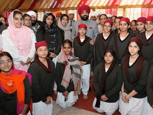Governor Gurmit Singh reached Gurudwara Sahib and paid obeisance on the occasion of Guru Parv
