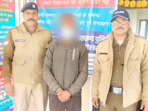 Bageshwar Police arrested accused with 16 bottles of illegal English liquor