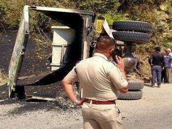 गंगोत्री हाईवे पर एक डम्फर हुआ हादसे का शिकार