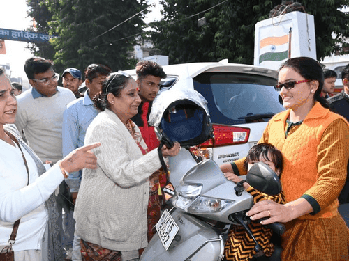 Assembly Speaker Mrs. Ritu Khanduri administered oath to college students to follow traffic rules.