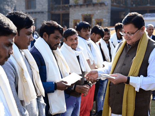 CM Dhami honored 12 rat miners by giving them checks of ₹ 50 thousand each
