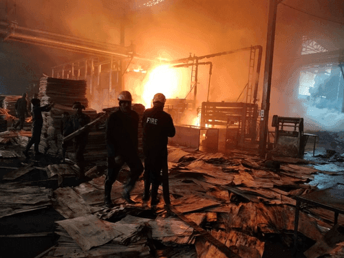 A massive fire broke out in a plywood factory, Fire Services Roorkee and Bhagwanpur brought the fire under control