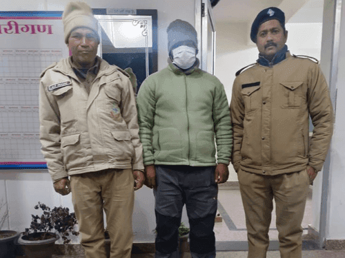 Almora Police arrested the accused with 02 boxes of illegal liquor
