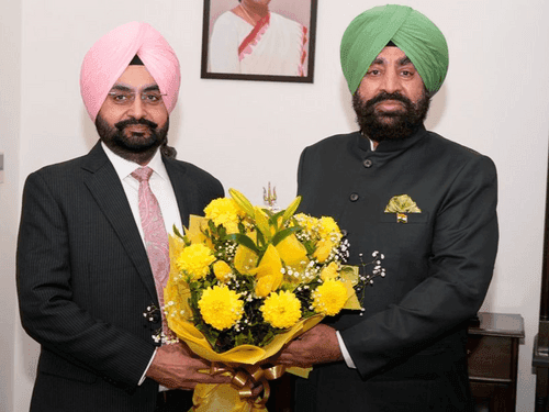 Dr. S.S. Sandhu met the Governor on completion of his tenure as Chief Secretary