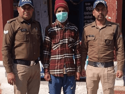 Almora Police arrested accused with stolen street lights batteries