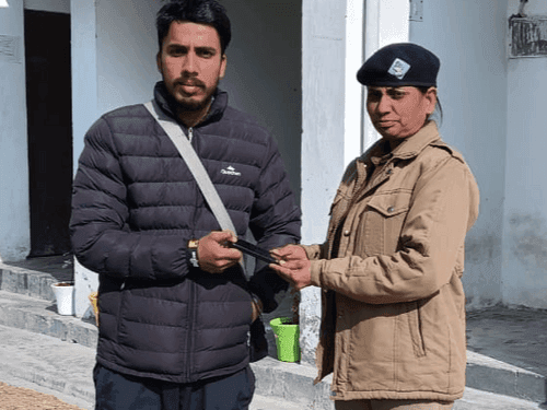 Almora Police handed over the lost phone to its owner