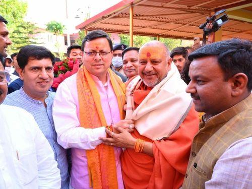 CM Dhami took the blessings of Mahamandaleshwar Swami Yatindranand Giri Ji Maharaj