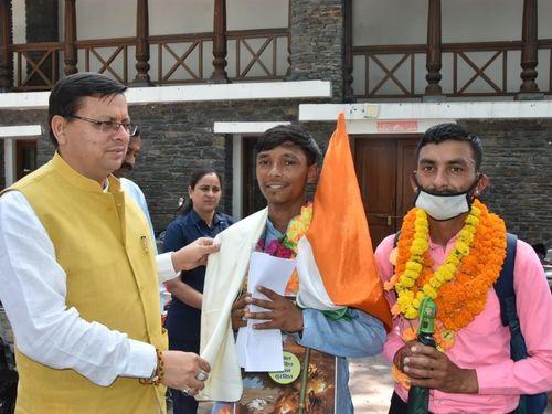 Shri Shankar Singh, who is running a public awareness campaign for environmental protection, met CM Dhami today