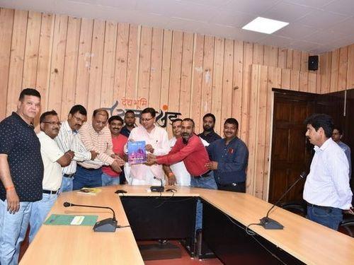 Uttarakhand Journalists Union and Uttaranchal Press Club delegation presented courtesy to CM Dhami