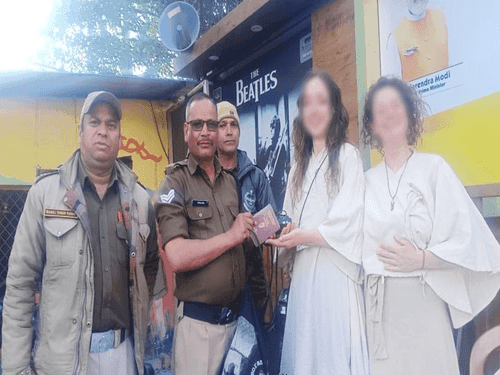 Pauri Police handed over the lost bag of a female tourist who had come from Ireland to visit Laxmanjhula