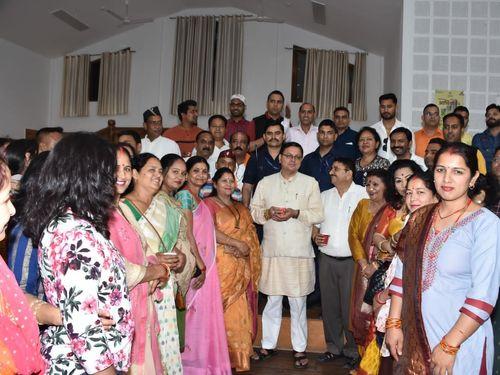 A large number of residents of Raipur area met CM Dhami under the leadership of MLA Shri Umesh Sharma Kau.