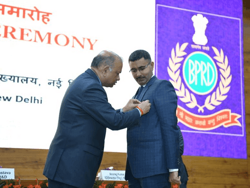 Those who made outstanding contributions in organizing the All India Police Science Congress were honored