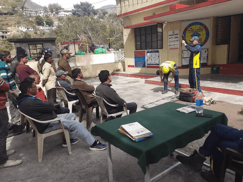 SDRF made police personnel and village guards aware in Pauri district