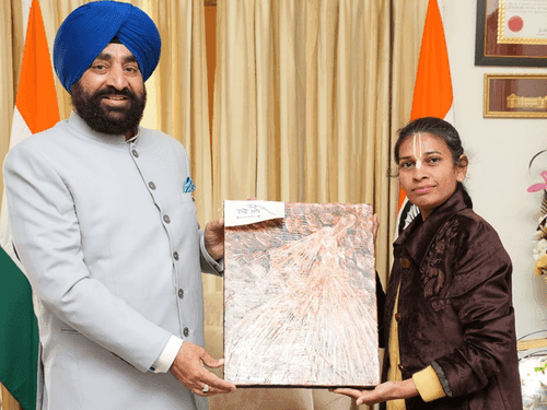 Abstract painting artist Smt. Sangeeta Kumar met Governor Gurmit Singh