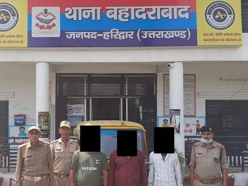 Bahadrabad police arrested 03 accused of stealing purse