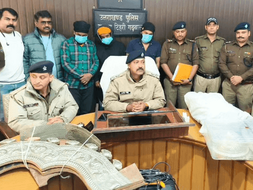 Tehri police arrested three members of the gang involved in theft in temples.