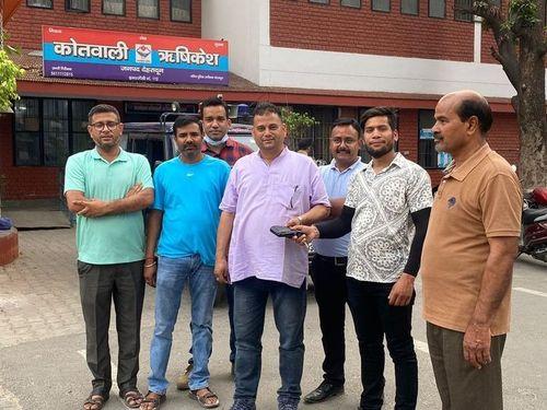 The lost purse by the SOG team of Uttarakhand Police in a few hours, delivered to Malik