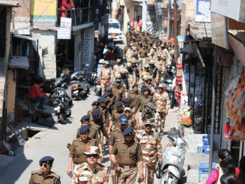 पुलिस व अर्द्धसैनिक बल के जवानों द्वारा किया गया फ्लैग मार्च