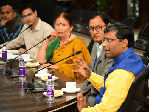 Chief Electoral Officer held a meeting with the state icon of the state