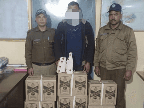 Accused arrested while transporting 9 boxes of illegal English liquor