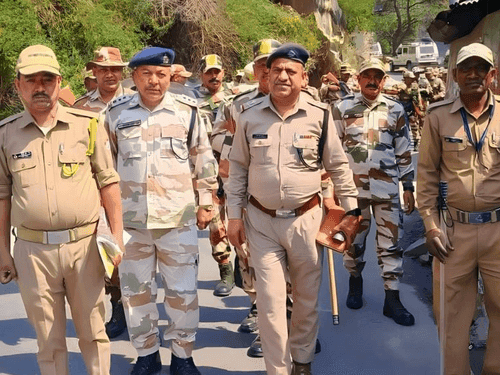 Chamoli police took out flag march with paramilitary forces
