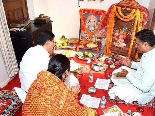 On the occasion of Hanuman Janmotsav, CM Dhami worshiped and recited Sunderkand with their family.