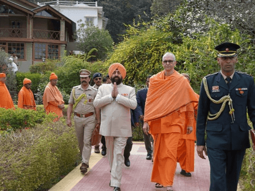 Governor Gurmit Singh visited Advaita Ashram Mayawati